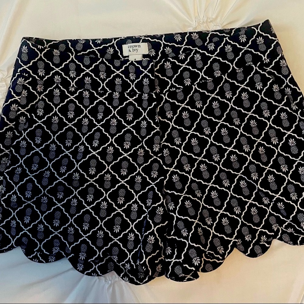 Crown & Ivy Size 4 Navy Blue Scalloped Pineapple Shorts